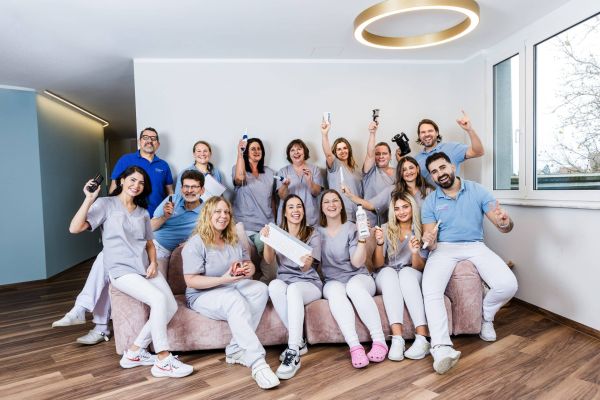 Zahnmedizin Dr. Boeck - Zahnarzt Leonberg - fröhliches Praxisteam